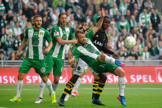 Hammarbys Mads Fenger Nielsen rensar undan bollen framför