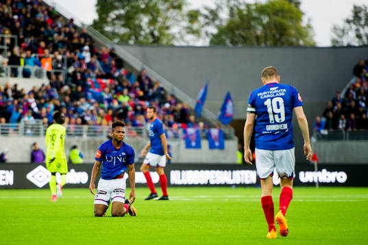 Chidera Ejuke and Christian Grindheim of Vålerenga look