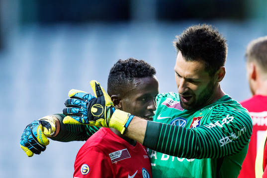 Örgrytes målvakt Stojan Lukic och Mohamed Said Adan jublar