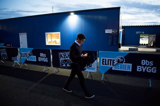 Simo Valakari, head coach of Tromsø, leaves the arena