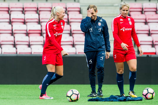 Maria Thorisdottir, Martin Sjögren, head coach, and Elise