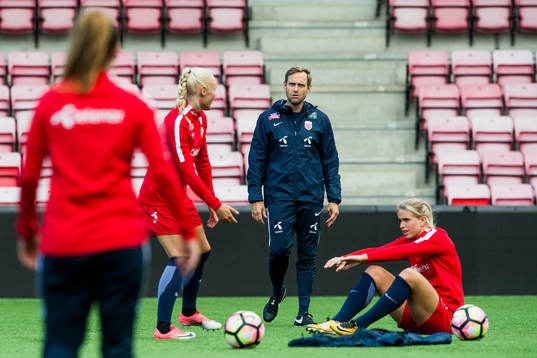 Maria Thorisdottir, Martin Sjögren, head coach, and Elise