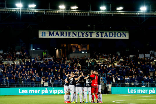 Strømsgodset gather in a circle