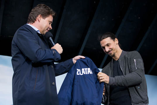 Zlatan Ibrahimovic får en fabriksoverall som gåva