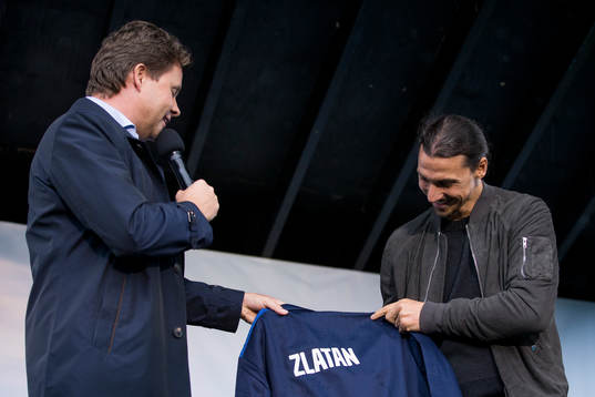 Zlatan Ibrahimovic får en fabriksoverall som gåva