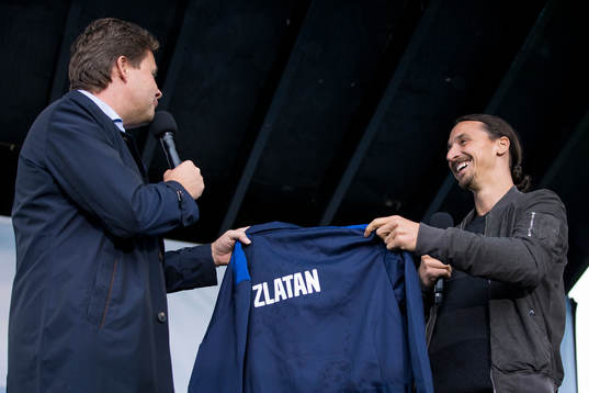 Zlatan Ibrahimovic får en fabriksoverall som gåva