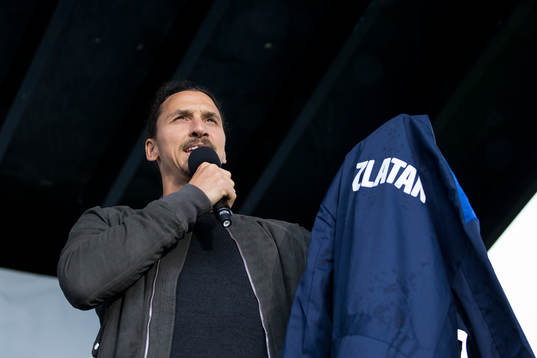 Zlatan Ibrahimovic får en fabriksoverall som gåva