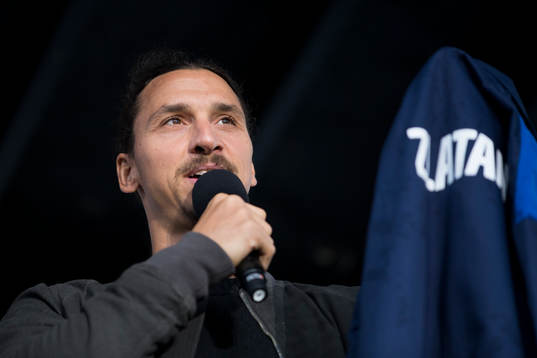 Zlatan Ibrahimovic får en fabriksoverall som gåva