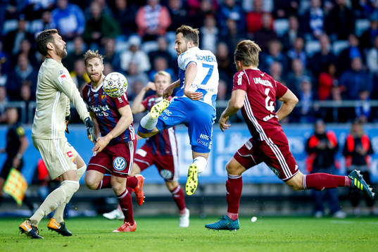 IFK Göteborgs Tobias Hysén med en målchans framför