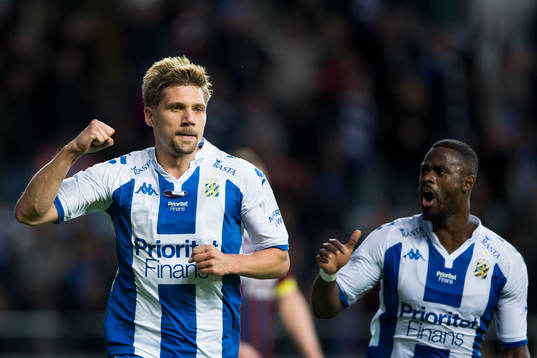 IFK Göteborgs Mikael Boman jublar ihop med Vajebah Sakor