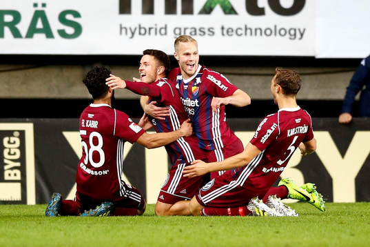 Djurgårdens Kerim Mrabti jublar med lagkamrater