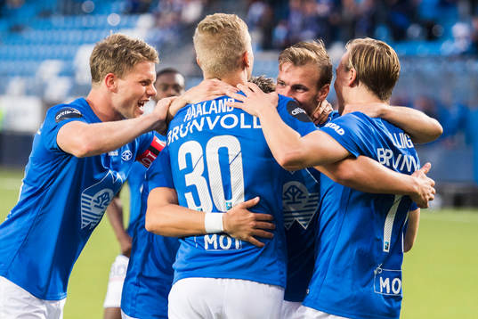 The Molde players celebrate 1-0