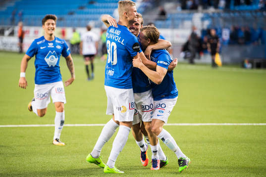 The Molde players celebrate 1-0