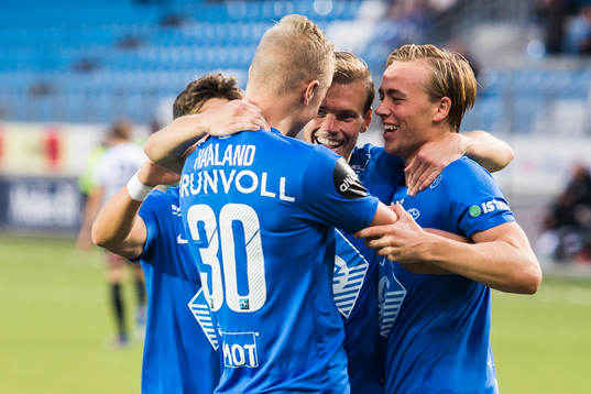 The Molde players celebrate 1-0