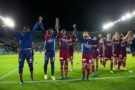 Djurgården jublar och sjunger framför klacken