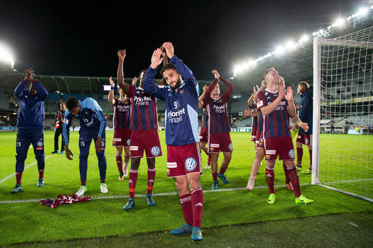 Djurgården jublar och sjunger framför klacken