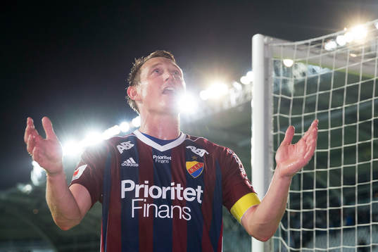 Djurgårdens Kim Källström jublar och sjunger framför
