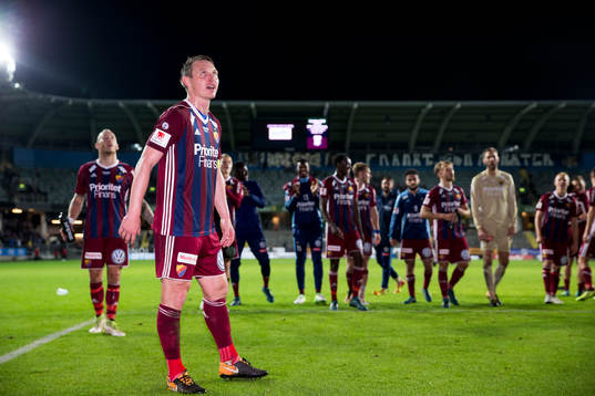 Djurgårdens Kim Källström jublar och sjunger framför