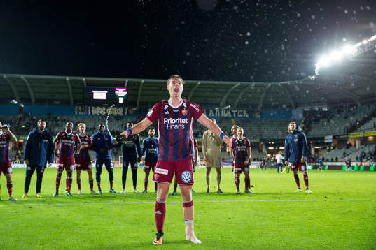 Djurgårdens Felix Beijmo jublar och sjunger framför