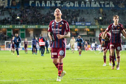 Djurgårdens Magnus Eriksson jublar framför klacken