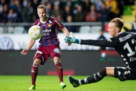 Djurgårdens Gustav Engvall skjuter ett skott förbi IFK