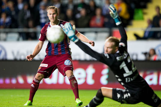 Djurgårdens Gustav Engvall skjuter ett skott förbi IFK