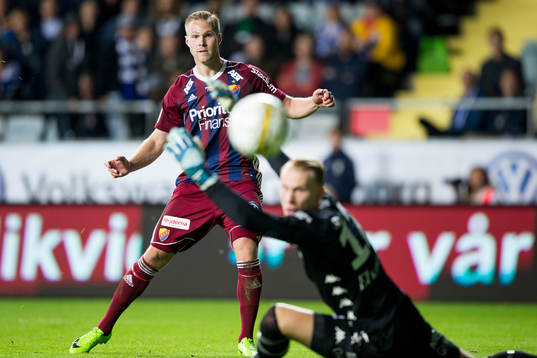 Djurgårdens Gustav Engvall skjuter ett skott förbi IFK