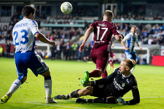 IFK Göteborgs målvakt Pontus Dahlberg räddar ett