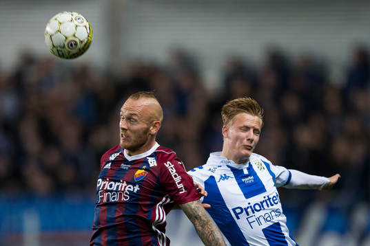 Djurgårdens Magnus Eriksson i nickduell med IFK Göteborgs
