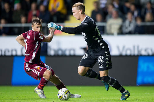 IFK Göteborgs målvakt Pontus Dahlberg dribblar