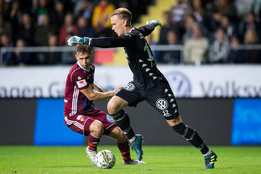 IFK Göteborgs målvakt Pontus Dahlberg dribblar