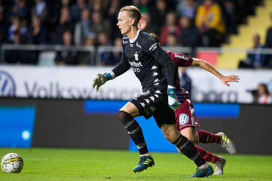 IFK Göteborgs målvakt Pontus Dahlberg dribblar