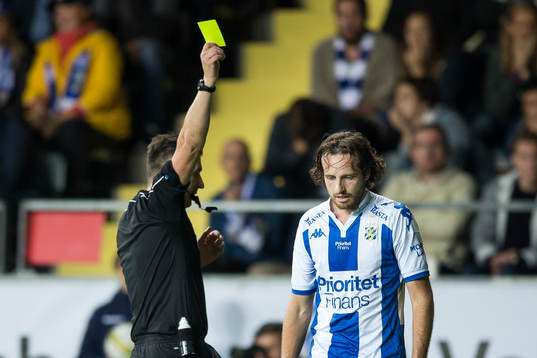IFK Göteborgs Mikkel Diskerud får ett gult kort