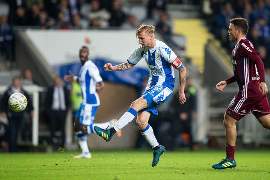IFK Göteborgs Sebastian Eriksson skjuter ett skott