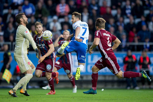 Djurgårdens målvakt Andreas Isaksson räddar ett avslut