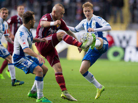 Djurgårdens Magnus Eriksson mellan IFK Göteborgs Tobias