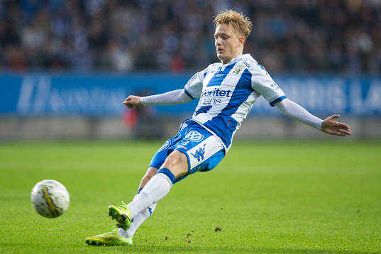 IFK Göteborgs Billy Nordström halkar när han slår ett