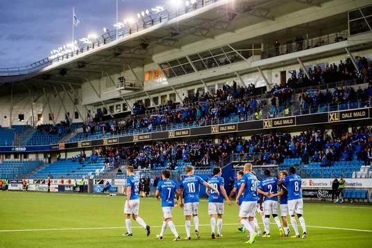 The Molde players celebrate 1-0