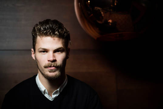 Emil Molin, Modo