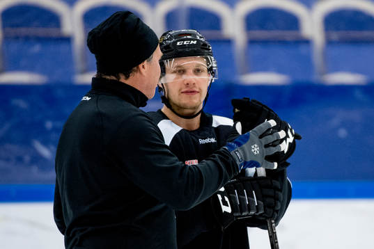 Tränare Håkan Åhlund i samtal med Sebastian Strandberg