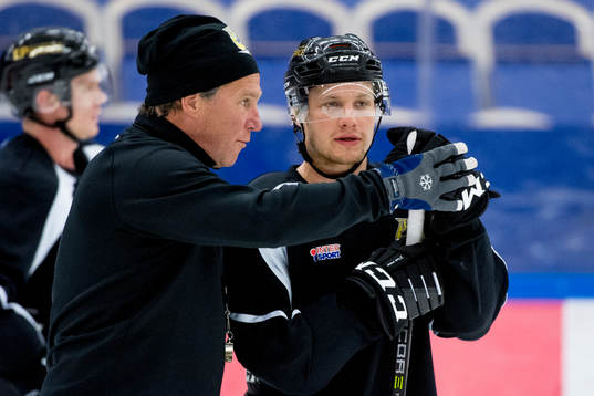 Tränare Håkan Åhlund i samtal med Sebastian Strandberg