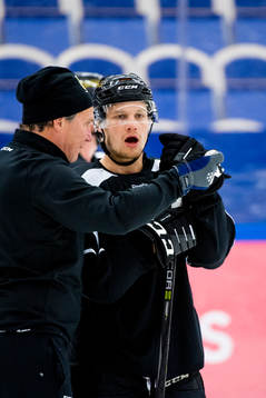 Tränare Håkan Åhlund i samtal med Sebastian Strandberg