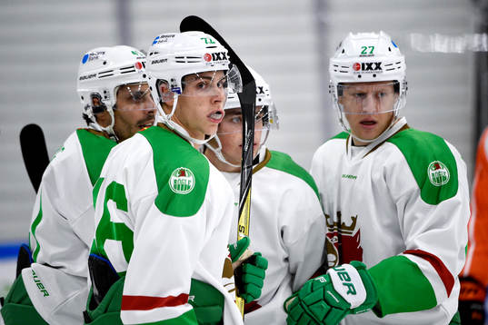 Rögles Filip Karlsson jublar med lagkamrater