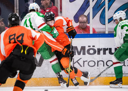 Rögles Daniel Widing och Karlskronas Henrik Törnqvist i