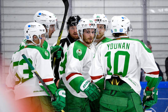Rögles Sebastian Collberg jublar med lagkamrater