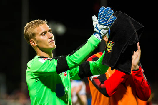 Helsingborgs målvakt Pär Hansson tackar publiken