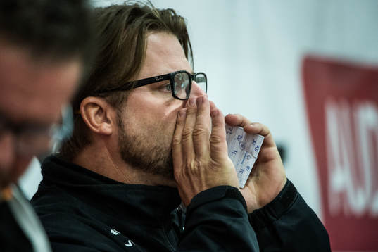 Karlskronas tränare Ove Molin kupar händerna över munnen
