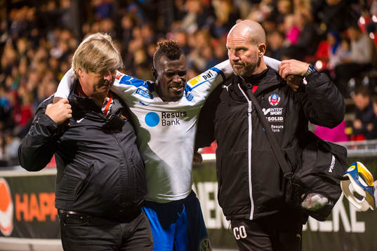 Helsingborgs Edwin Gyimah lämnar planen
