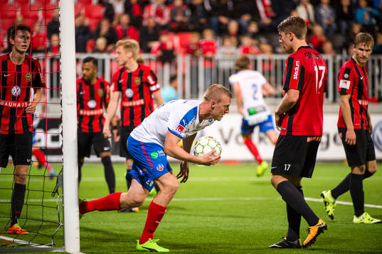 Helsingborgs Peter Larsson jublar med bollen