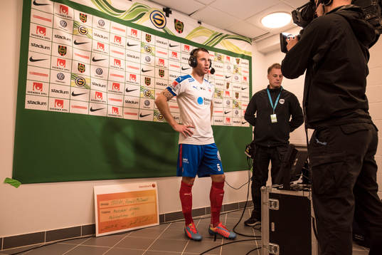 Helsingborgs Johan Persson blir intervjuad
